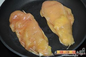 Filetes de pollo rellenos con manzanas asadas, queso y miel, dorarlos por una cara