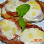 Berenjenas con tomates en rama, jamón y mozzarella