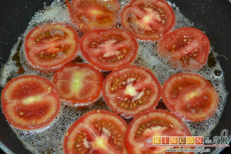 Berenjenas con tomates en rama, jamón y mozzarella, freír los tomates en el mismo aceite