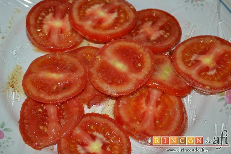 Berenjenas con tomates en rama, jamón y mozzarella, pasarlos a un plato
