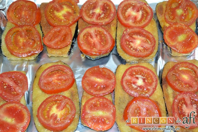Berenjenas con tomates en rama, jamón y mozzarella, poner rodajas de tomate sobre las berenjenas