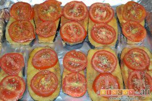 Berenjenas con tomates en rama, jamón y mozzarella, espolvorear con orégano seco