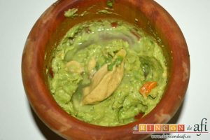 Guacamole de los hermanos Torres o guaca-Torres, añadir la mostaza, el zumo de limón y el ají