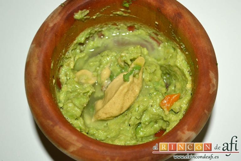 Guacamole de los hermanos Torres o guaca-Torres, añadir la mostaza, el zumo de limón y el ají