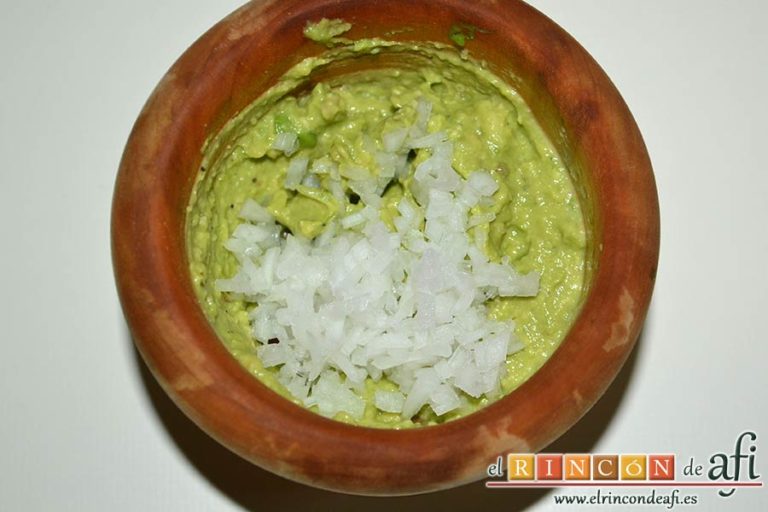 Guacamole de los hermanos Torres o guaca-Torres, añadir la cebolla o chalota