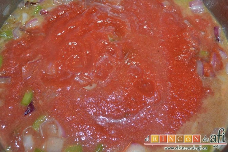 Guiso de longanizas con majada de almendras, añadir el tomate triturado