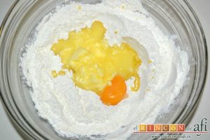 Kuchen de manzana, formar un cráter en el centro y añadir la mantequilla y la yema de huevo