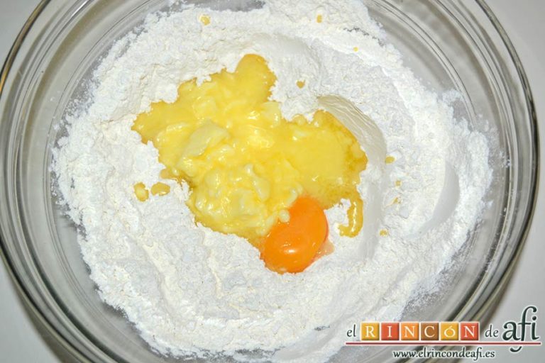 Kuchen de manzana, formar un cráter en el centro y añadir la mantequilla y la yema de huevo