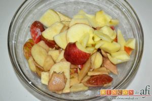 Kuchen de manzana, mezclar y añadir las manzanas troceadas