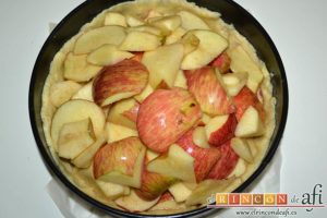 Kuchen de manzana, echar dentro el relleno de manzanas
