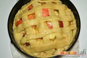 Kuchen de manzana, cubrir formando tiras de masa