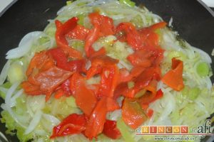 Pastel de chuletas de Sajonia con papas y verduras, añadir las tiras de pimiento asado