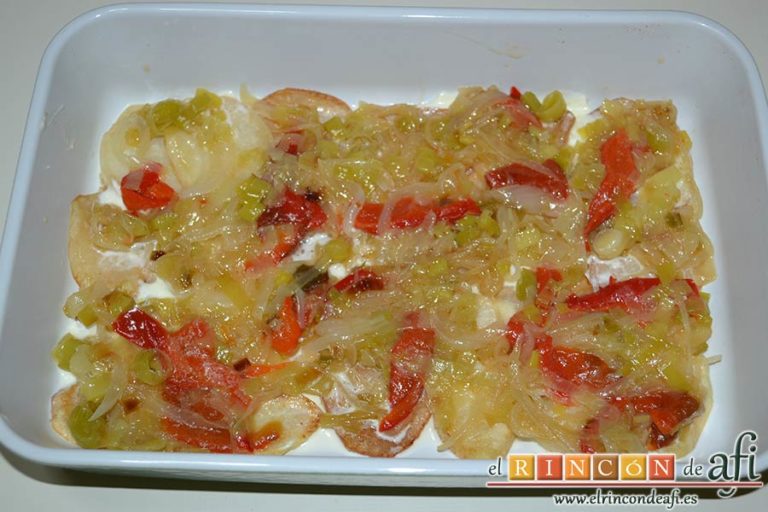 Pastel de chuletas de Sajonia con papas y verduras, añadir una capa de verduras