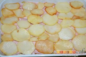 Pastel de chuletas de Sajonia con papas y verduras, última capa de papas