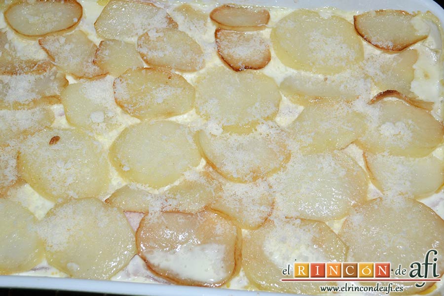 Pastel de chuletas de Sajonia con papas y verduras, espolvorear con queso rallado y gratinar