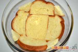 Pudin con brioche y melocotón en almíbar, poner encima la primera capa de brioche