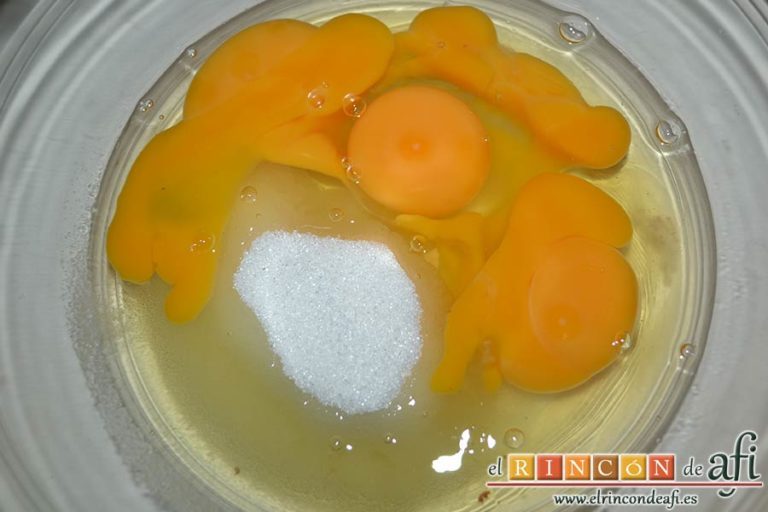 Pudin con brioche y melocotón en almíbar, en otro bol mezclar los huevos con el azúcar