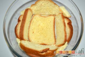 Pudin con brioche y melocotón en almíbar, verter un cucharón sobre el pan y poner una segunda capa de brioche