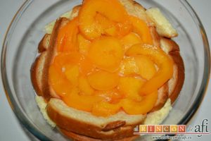 Pudin con brioche y melocotón en almíbar, poner otra capa de melocotones