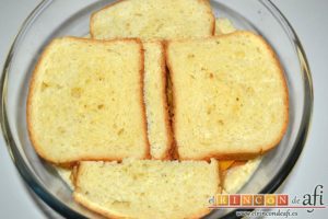 Pudin con brioche y melocotón en almíbar, cubrir con brioche