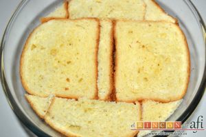 Pudin con brioche y melocotón en almíbar, cubrir todos los huecos