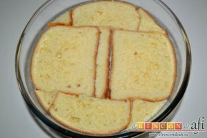 Pudin con brioche y melocotón en almíbar, empapar bien con la mezcla líquida