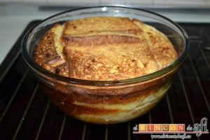 Pudin con brioche y melocotón en almíbar, hornear