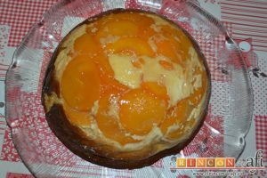 Pudin con brioche y melocotón en almíbar, desmoldar dando la vuelta