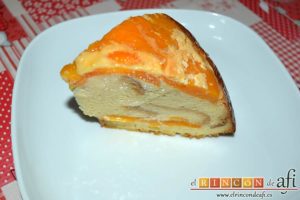 Pudin Pudin con brioche y melocotón en almíbar, con brioche y melocotón en almíbar, servir en porciones