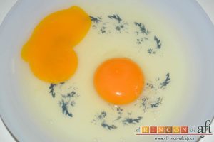 Chistorrada o tortilla de chistorra, cascar los dos huevos en un plato