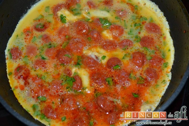 Chistorrada o tortilla de chistorra, pasar la mezcla a una sartén con aceite de oliva hasta que cuajen los huevos