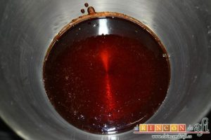 Flan de piña casero estilo Afi, poner el caramelo en el fondo de una flanera metálica
