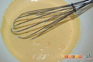 Flan de piña casero estilo Afi, batir con varillas manuales