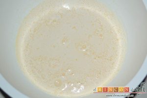 Flan de piña casero estilo Afi, mezclar bien e integrar