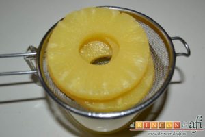 Flan de piña casero estilo Afi, escurrir las rodajas de piña