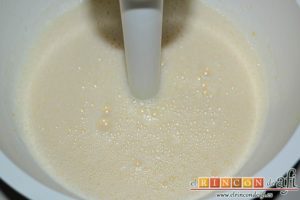 Flan de piña casero estilo Afi, cortar la piña, incorporarla al bol y triturar