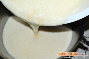 Flan de piña casero estilo Afi, incorporar poco a poco con movimientos envolventes