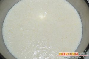 Flan de piña casero estilo Afi, verter la mezcla en la flanera