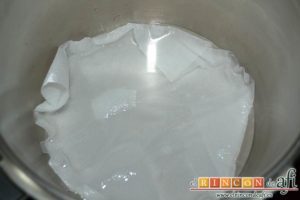 Flan de piña casero estilo Afi, poner un par de hojas de papel de cocina en el fondo de la olla exprés
