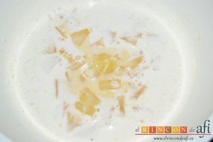 Flan de piña casero estilo Afi, añadir la piña a la mezcla