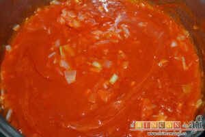 Bacalao con tomate, cuando la cebolla transparente añadir la salsa de tomate