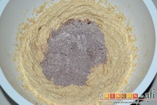 Biscuits afganos o Afghan biscuits, ir agregándolo a la mezcla de mantequilla