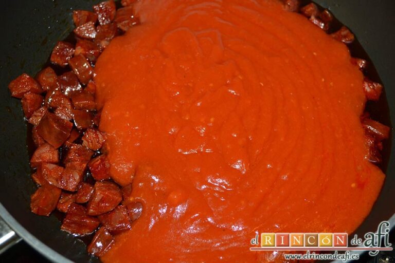 Coditos con chorizo gratinados, verter el tomate frito