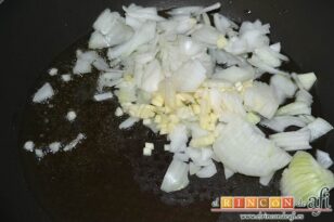 Currywurst, sofreír la cebolla y el ajo picados