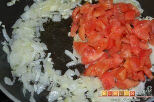 Currywurst, añadir los tomates troceados y pelados