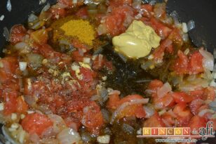 Currywurst, añadir la mostaza, el curry, las pimientas molidas y el puré de manzana