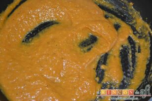 Currywurst, dejar a fuego bajo hasta que tenga buena consistencia
