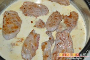 Solomillo de cerdo con salsa de quesos, cocinarlos a fuego bajo unos minutos