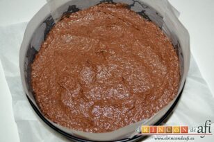 Tarta Caprese o Torta Caprese, verter la mezcla en el molde y alisar