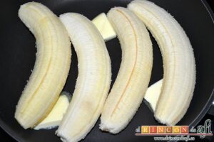 Canutillos de plátano, poner los plátanos maduros en una sartén con mantequilla